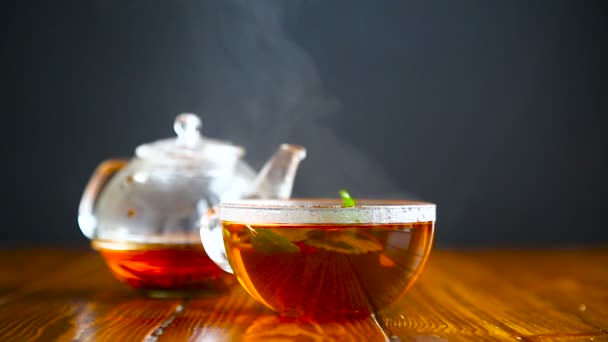 thé chaud dans une théière en verre 