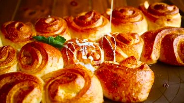 reçel ve krema ile tatlı buns