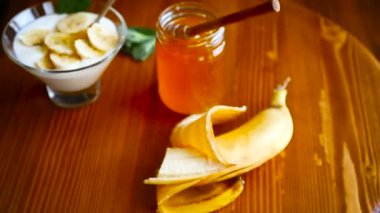 Bal ile tatlı ev yapımı yoğurt