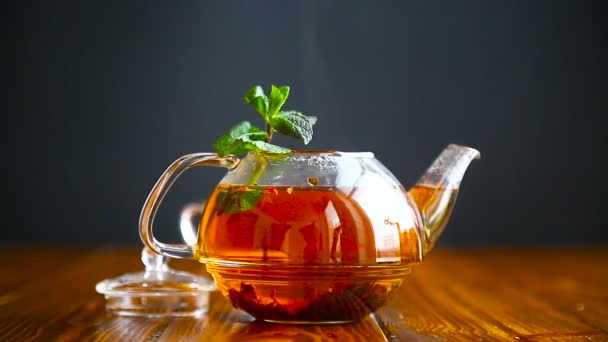 Chá quente em um bule de chá de vidro — Vídeo de Stock