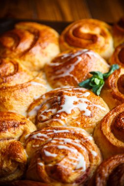 reçel ve krema ile tatlı buns