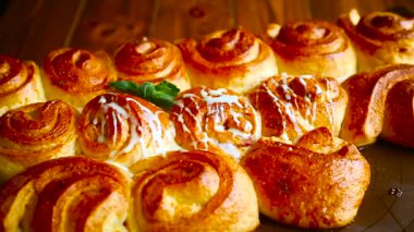 reçel ve krema ile tatlı buns