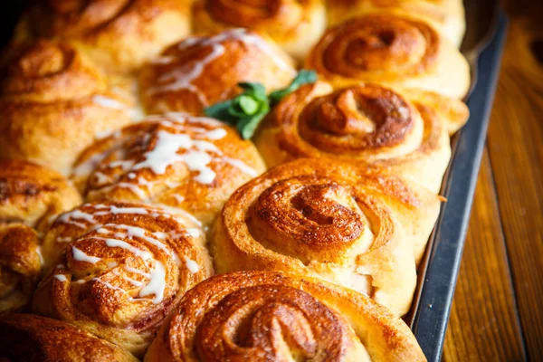 Bollos dulces con mermelada y crema — Foto de Stock