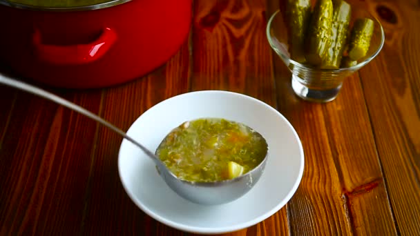 Sopa rassolnik en un tazón — Vídeo de stock