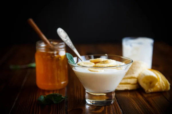 Süßer hausgemachter Joghurt mit Honig — Stockfoto