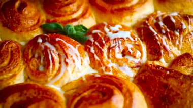 reçel ve krema ile tatlı buns