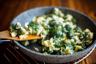 Brüksel lahanası ile omlet