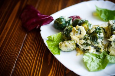 Brüksel lahanası ile omlet