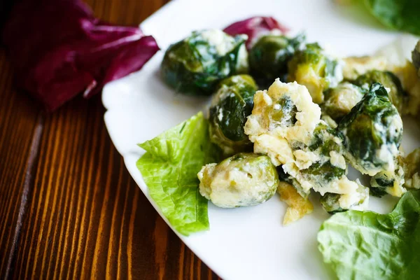 Omelette with Brussels sprouts — Stock Photo, Image