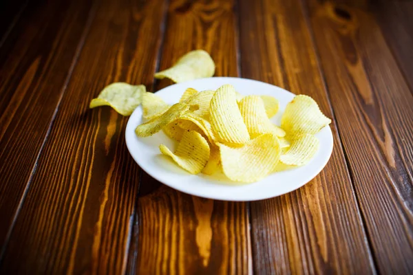 Beyaz bir tabak içinde gevrek patates cipsi — Stok fotoğraf