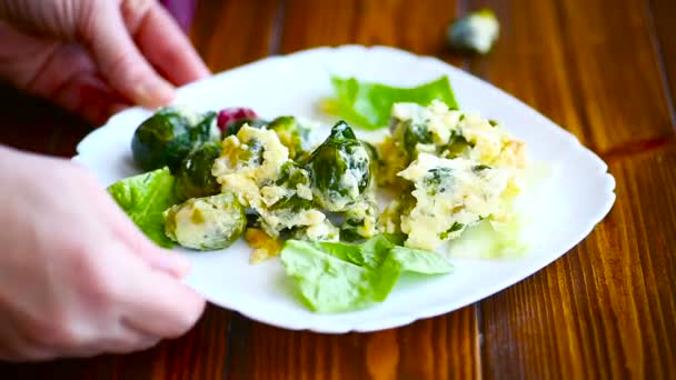 Tortilla con coles de Bruselas — Vídeos de Stock