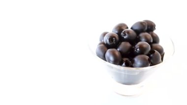 Cam bir kasede siyah zeytin.