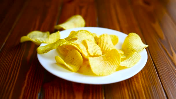 Knusprige Kartoffelchips in einem weißen Teller — Stockvideo