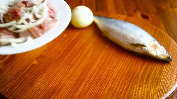 Sleďový salát s cibulí — Stock video