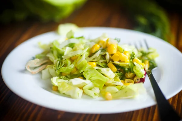 Salada fresca de repolho jovem com milho doce — Fotografia de Stock