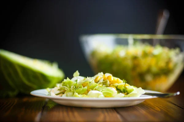 Salada fresca de repolho jovem com milho doce — Fotografia de Stock