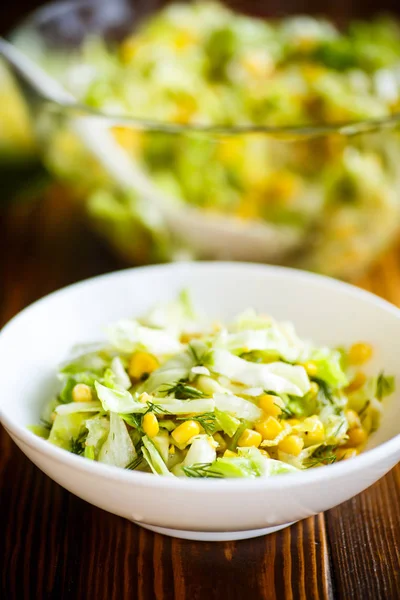 Ensalada fresca de repollo joven con maíz dulce — Foto de Stock