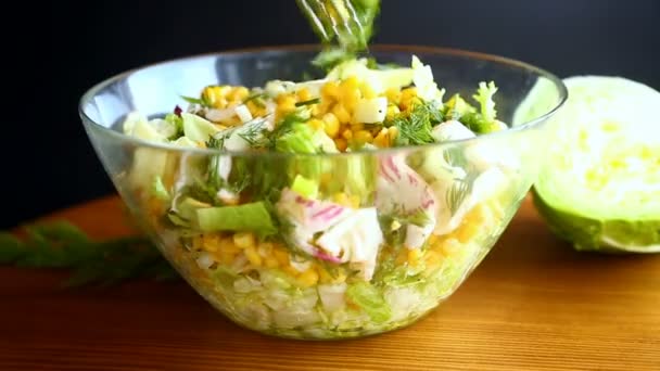 Salada fresca de repolho jovem com milho doce — Vídeo de Stock