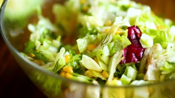 Свежий салат из молодой капусты со сладкой кукурузой — стоковое видео