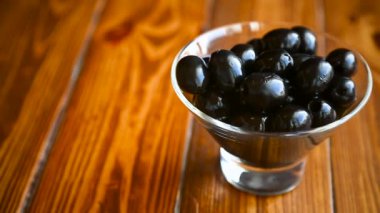 Cam bir kasede siyah zeytin.