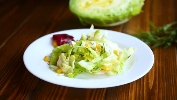 Fresh salad of young cabbage with sweet corn — Stock Video