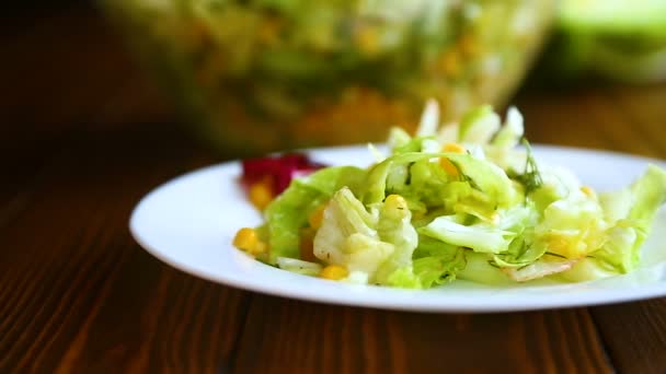 Fresh salad of young cabbage with sweet corn — Stock Video