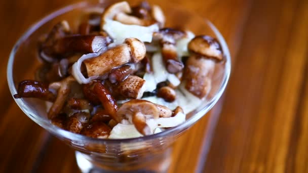 Marinated mushrooms with onions — Stock Video