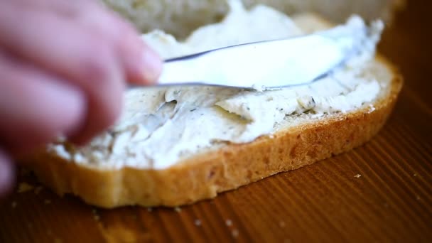 Sandwich met gepureerde kaas en Groenen — Stockvideo
