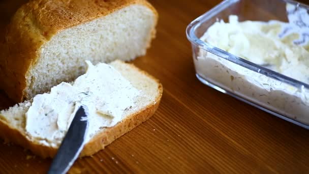 Sandwich with mashed cheese and greens — Stock Video