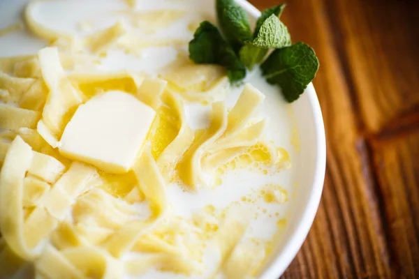 Zuppa di latte dolce con tagliatelle fatte in casa Immagine Stock