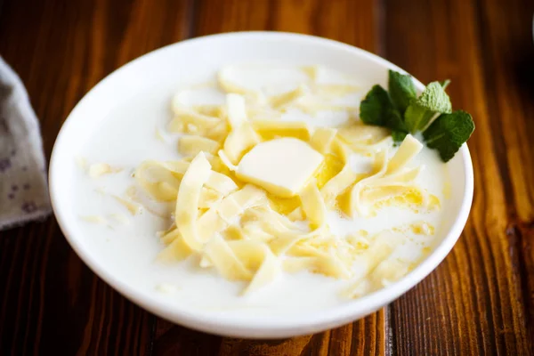 Сладкий молочный суп с домашней лапшой Лицензионные Стоковые Изображения