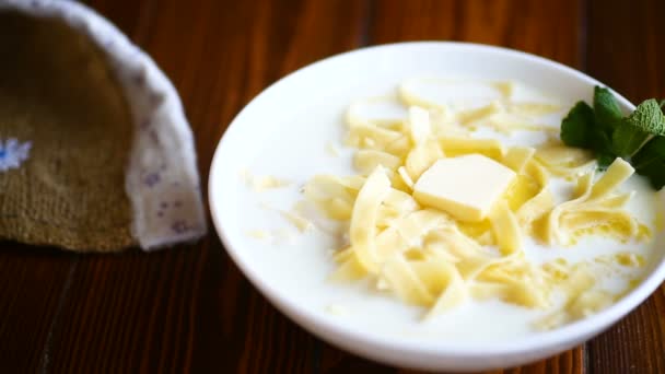 Сладкий молочный суп с домашней лапшой — стоковое видео