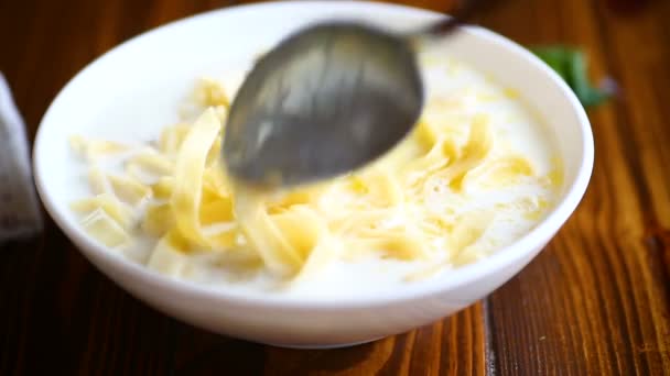 Сладкий молочный суп с домашней лапшой — стоковое видео