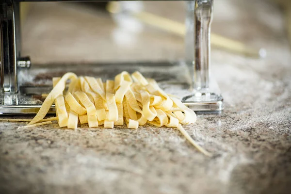 Fideos crudos hechos en casa de huevo —  Fotos de Stock