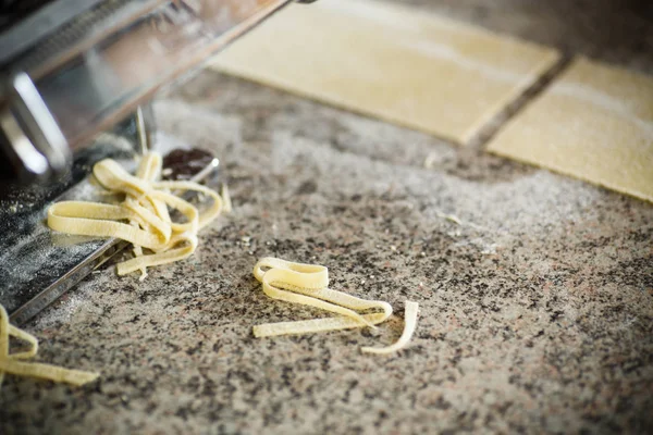 Fideos crudos hechos en casa de huevo —  Fotos de Stock