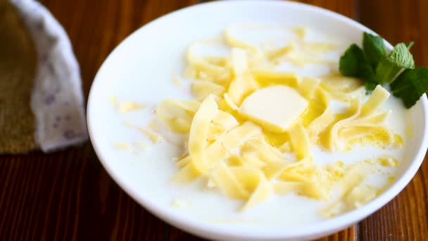 Молочний солодкий суп з домашньою локшиною — стокове відео