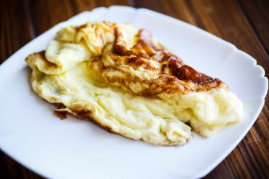 bir tabak içinde kavrulmuş sabah omlet