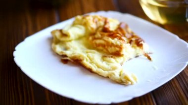 bir tabak içinde kavrulmuş sabah omlet