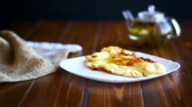 bir tabak içinde kavrulmuş sabah omlet