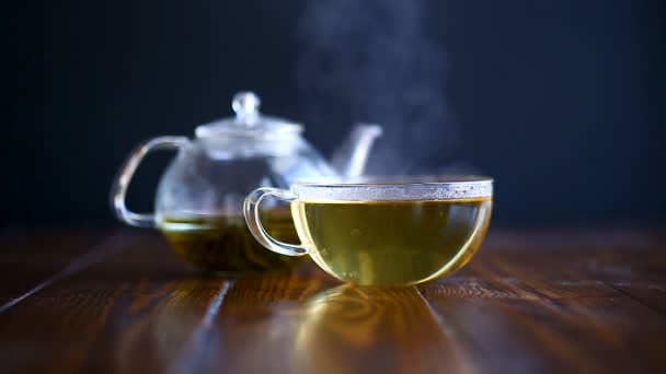 Forró teát egy üveg teáskanna — Stock videók