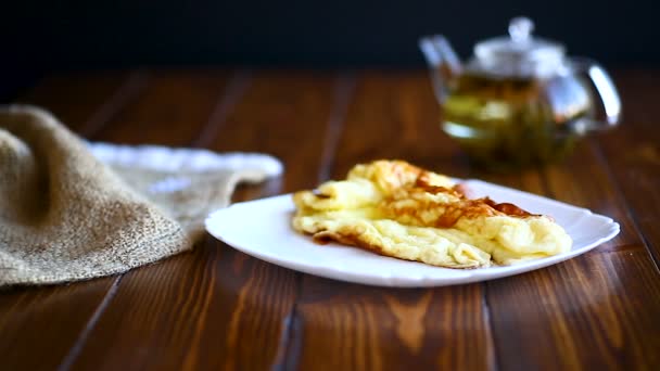 Tortilla de la mañana tostada en un plato — Vídeo de stock