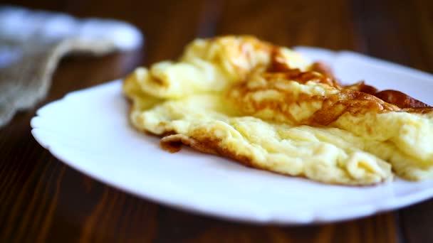 Rostad morgon omelett i en tallrik — Stockvideo
