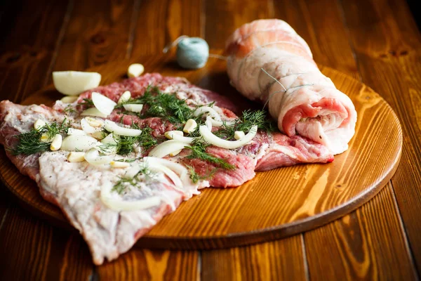 Roll mięsa z różnych ziół i przypraw — Zdjęcie stockowe