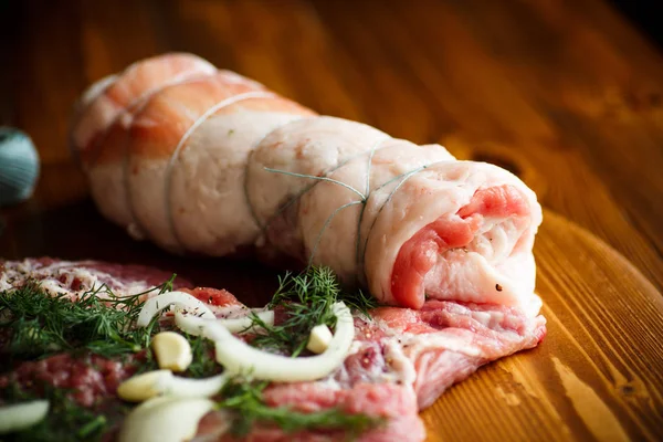 Roll van vlees met verschillende kruiden en specerijen — Stockfoto