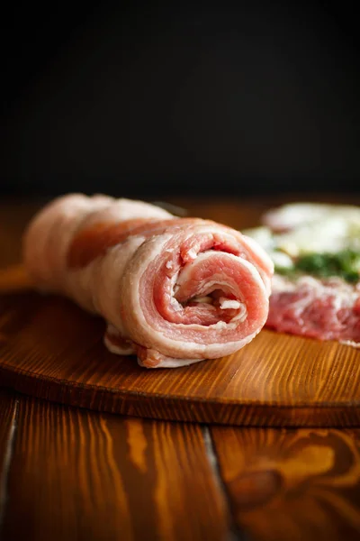 Rolo de carne com vários temperos e ervas — Fotografia de Stock