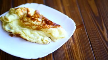 bir tabak içinde kavrulmuş sabah omlet