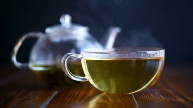 bir cam çaydanlık sıcak çay