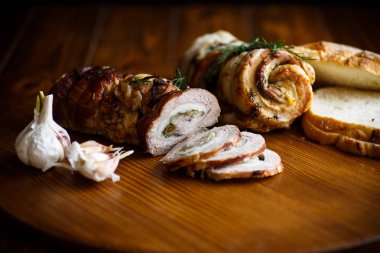 Et çeşitli baharatlar ve otlar ile rulo