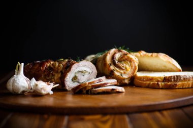 Et çeşitli baharatlar ve otlar ile rulo