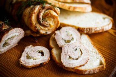 Et çeşitli baharatlar ve otlar ile rulo